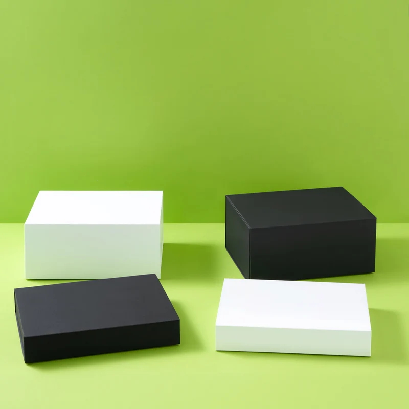 Boîtes cadeaux magnétiques A5 à plat en noir et blanc